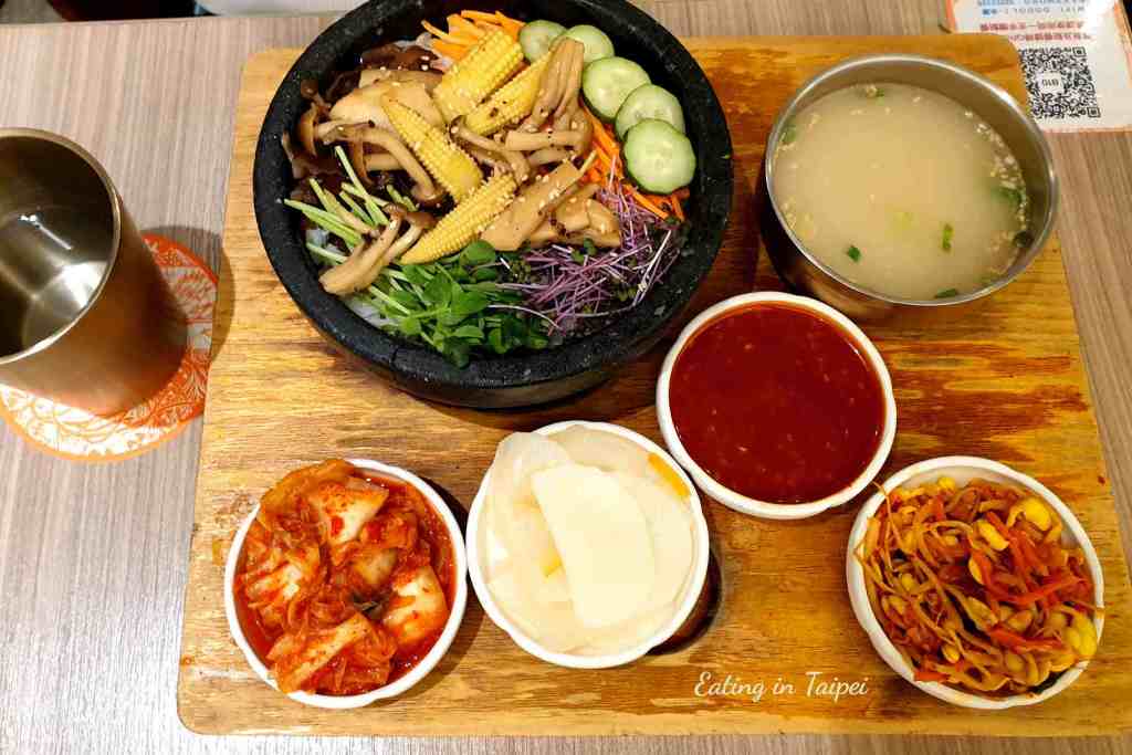 DODOLI Korean Food - The vegetarian mushroom bibimbap selection was colourful, with plenty of mushrooms