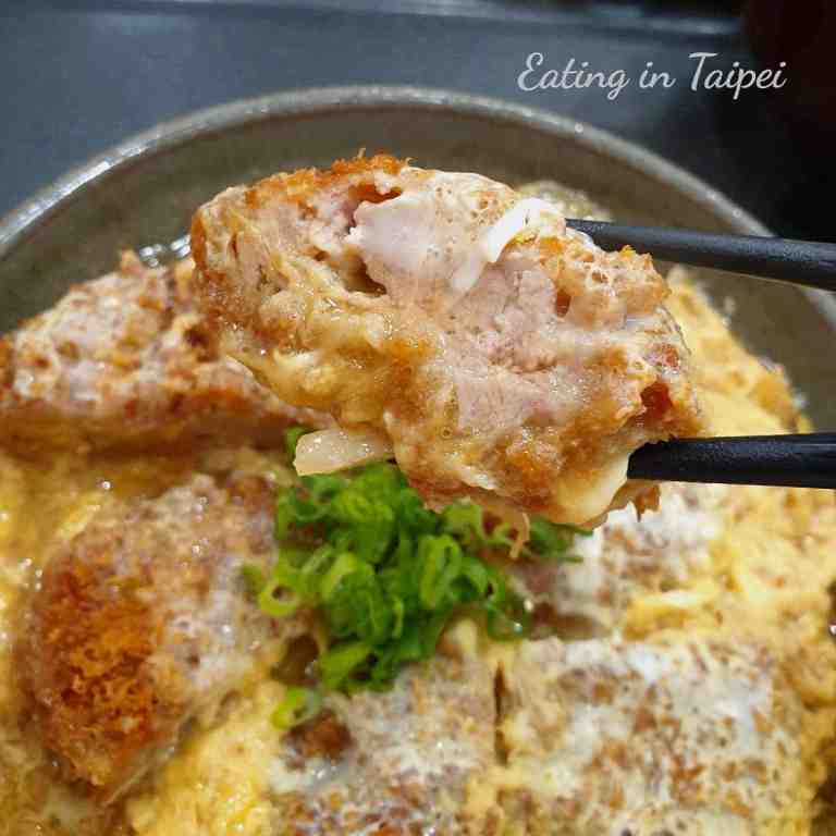 Deep-fried pork cutlet cooked with egg