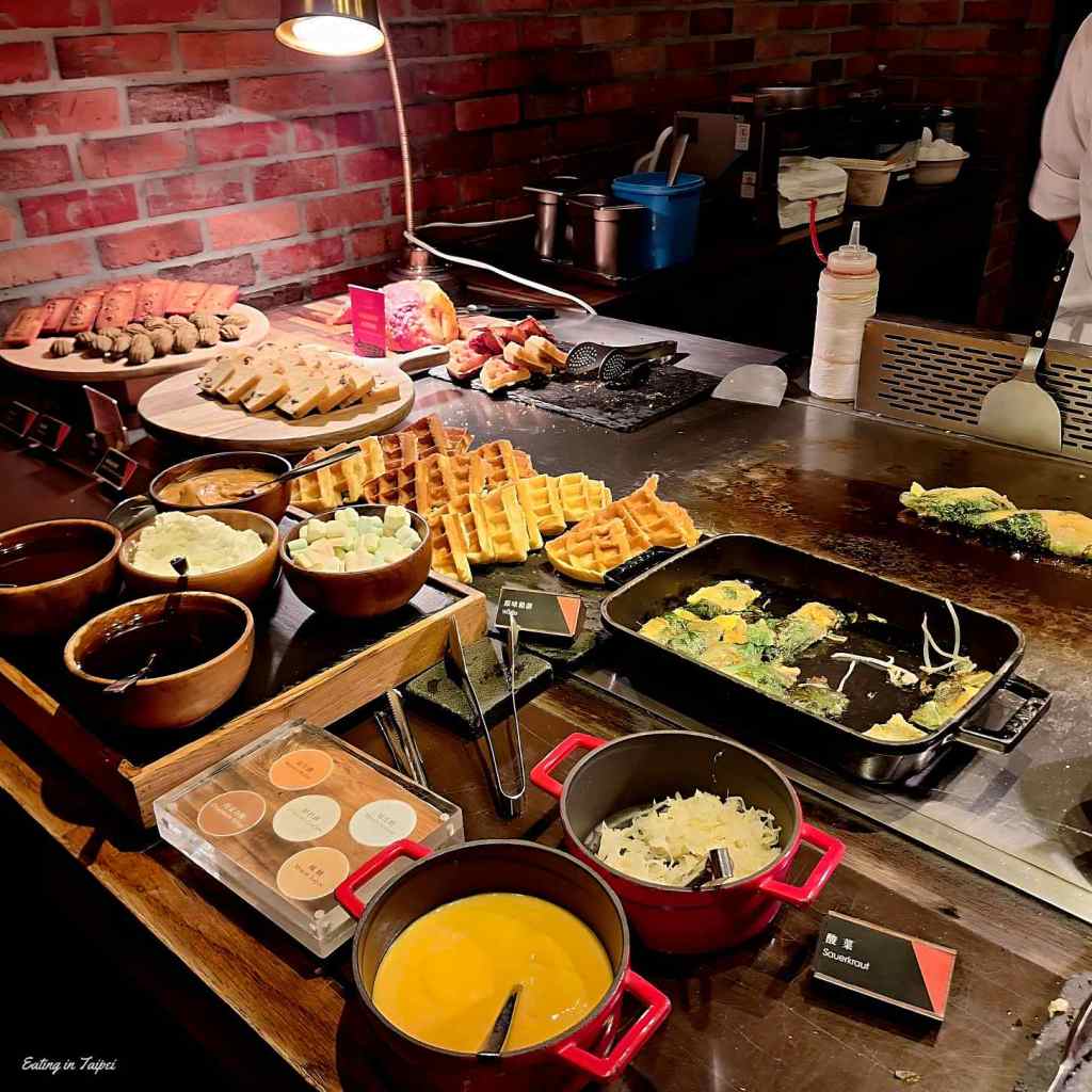 Silks Place Tainan Robins breakfast waffle oyster omelette